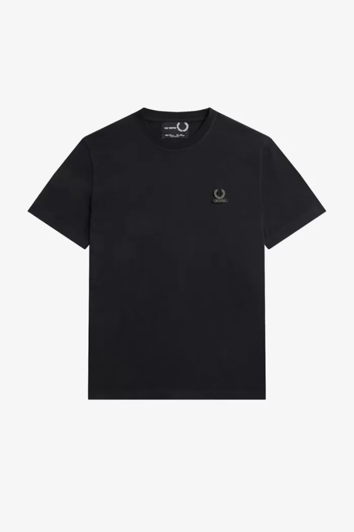 Fred Perry Enamel Pin Men’s T-Shirt Black DMGLR8754